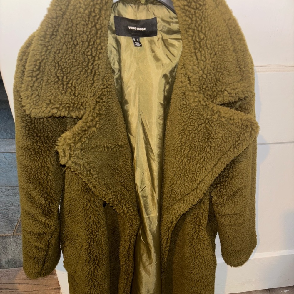 Color: Olive Green 
Size: L
Pockets: Yes
Closure: Button (came off-included)